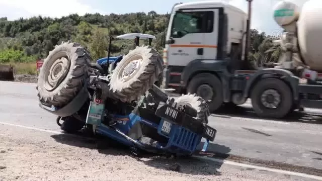 Devrilen traktördeki 2 kişi yaralandı Devrilen traktördeki 2 kişi yaralandı