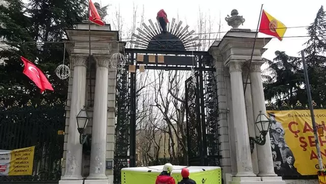 Ekrem İmamoğlu'na sitem eden vatandaş İstiklal Caddesi'nin ortasında intihara kalkıştı Ekrem İmamoğlu'na sitem eden vatandaş İstiklal Caddesi'nin ortasında intihara kalkıştı