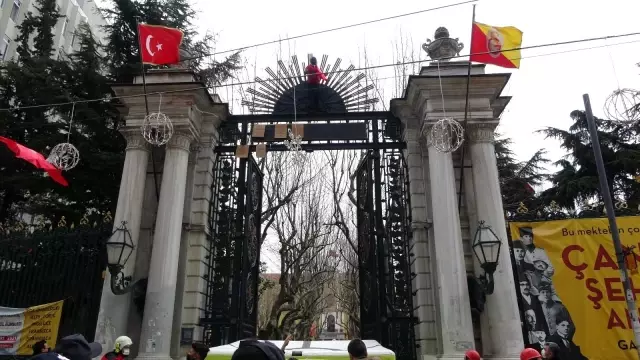 Ekrem İmamoğlu'na sitem eden vatandaş İstiklal Caddesi'nin ortasında intihara kalkıştı Ekrem İmamoğlu'na sitem eden vatandaş İstiklal Caddesi'nin ortasında intihara kalkıştı