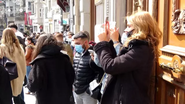 Ekrem İmamoğlu'na sitem eden vatandaş İstiklal Caddesi'nin ortasında intihara kalkıştı Ekrem İmamoğlu'na sitem eden vatandaş İstiklal Caddesi'nin ortasında intihara kalkıştı