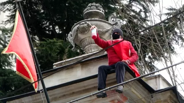 Ekrem İmamoğlu'na sitem eden vatandaş İstiklal Caddesi'nin ortasında intihara kalkıştı Ekrem İmamoğlu'na sitem eden vatandaş İstiklal Caddesi'nin ortasında intihara kalkıştı