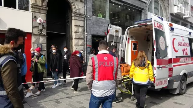 Ekrem İmamoğlu'na sitem eden vatandaş İstiklal Caddesi'nin ortasında intihara kalkıştı Ekrem İmamoğlu'na sitem eden vatandaş İstiklal Caddesi'nin ortasında intihara kalkıştı