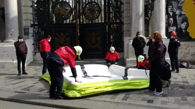 Ekrem İmamoğlu'na sitem eden vatandaş İstiklal Caddesi'nin ortasında intihara kalkıştı Ekrem İmamoğlu'na sitem eden vatandaş İstiklal Caddesi'nin ortasında intihara kalkıştı