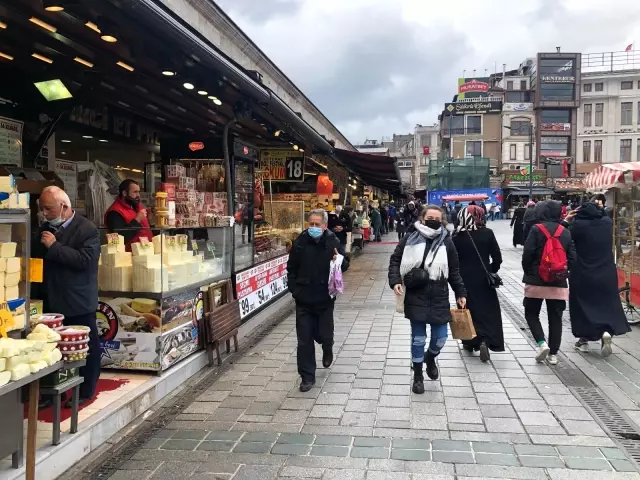 Eminönü'nde Ramazan öncesi alışveriş yoğunluğu Eminönü'nde Ramazan öncesi alışveriş yoğunluğu