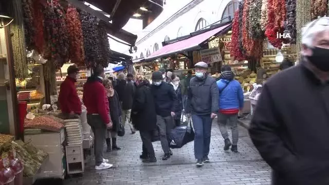 Eminönü'nde Ramazan öncesi alışveriş yoğunluğu Eminönü'nde Ramazan öncesi alışveriş yoğunluğu