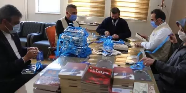 Erzurum'da ağaçlar 'kitap' açtı Erzurum'da ağaçlar 'kitap' açtı