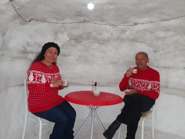 Evliliklerinin 43'üncü yılını köyde yaptıkları 'kar odasında' kutladılar