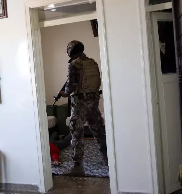 Gaziantep'te, 950 polisle uyuşturucu operasyonu: 29 gözaltı Gaziantep'te, 950 polisle uyuşturucu operasyonu: 29 gözaltı