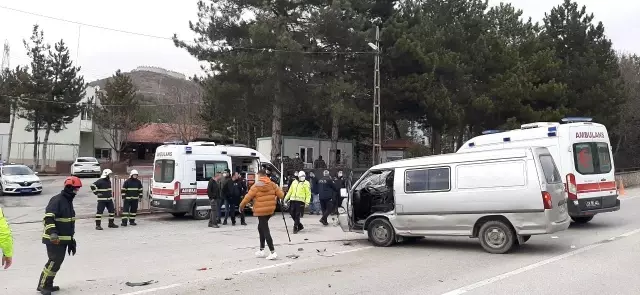 Son dakika haber... Hafif ticari araç cipe arkadan çarptı: 4 yaralı Son dakika haber... Hafif ticari araç cipe arkadan çarptı: 4 yaralı