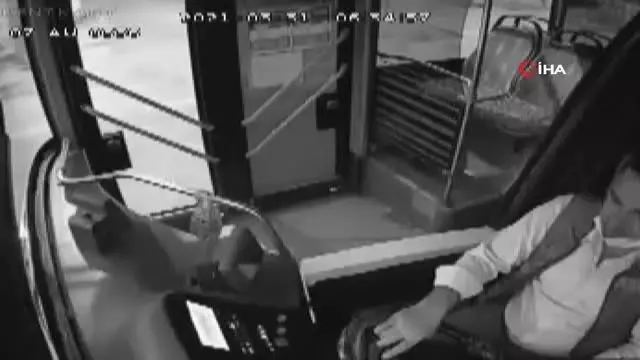 Halk otobüsü şoförünü bıçakla tehdit eden şüpheliler yakalandı Halk otobüsü şoförünü bıçakla tehdit eden şüpheliler yakalandı