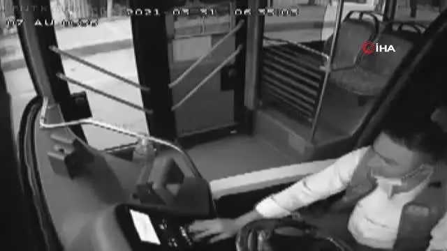 Halk otobüsü şoförünü bıçakla tehdit eden şüpheliler yakalandı Halk otobüsü şoförünü bıçakla tehdit eden şüpheliler yakalandı