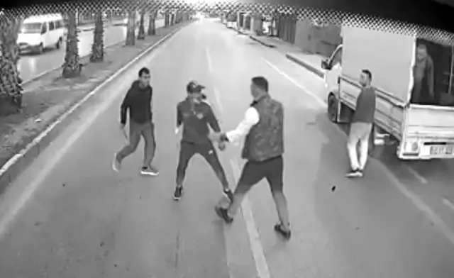 Halk otobüsü şoförünü bıçakla tehdit eden şüpheliler yakalandı Halk otobüsü şoförünü bıçakla tehdit eden şüpheliler yakalandı