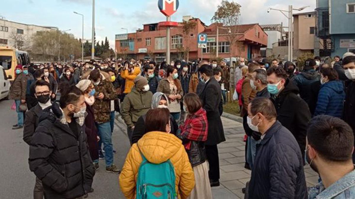 İstanbul'da trafo yangını metro seferlerini aksattı