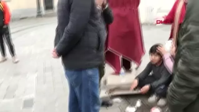 İSTİKLAL CADDESİ'NDE ÇOCUĞA KÖPEK SALDIRDI İSTİKLAL CADDESİ'NDE ÇOCUĞA KÖPEK SALDIRDI