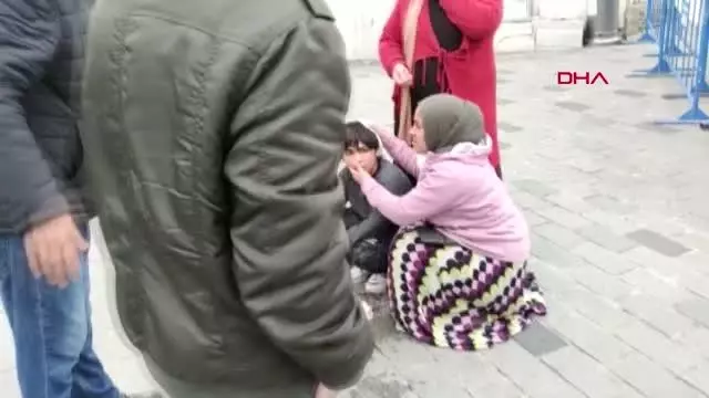 İSTİKLAL CADDESİ'NDE ÇOCUĞA KÖPEK SALDIRDI İSTİKLAL CADDESİ'NDE ÇOCUĞA KÖPEK SALDIRDI