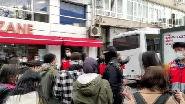 Son Dakika | Kadıköy'de izinsiz gösteri düzenlemek isteyen gruba polis müdahale etti Son Dakika | Kadıköy'de izinsiz gösteri düzenlemek isteyen gruba polis müdahale etti