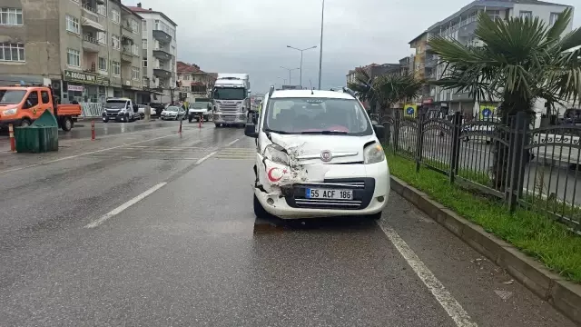 Kamyonet ile hafif ticari araç çarpıştı: 1 yaralı Kamyonet ile hafif ticari araç çarpıştı: 1 yaralı