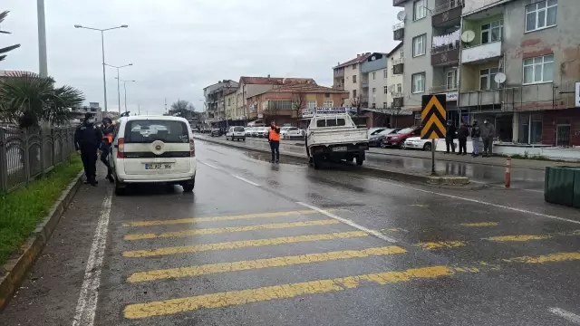 Kamyonet ile hafif ticari araç çarpıştı: 1 yaralı Kamyonet ile hafif ticari araç çarpıştı: 1 yaralı