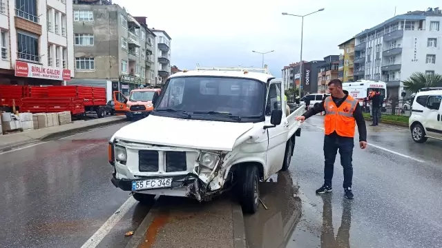 Kamyonet ile hafif ticari araç çarpıştı: 1 yaralı Kamyonet ile hafif ticari araç çarpıştı: 1 yaralı