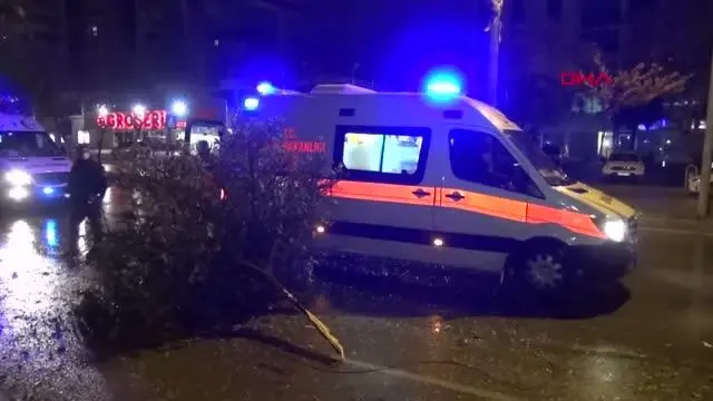 Kontrolden çıkan otomobil, ağacı devirip, takla attı 4 yaralı Kontrolden çıkan otomobil, ağacı devirip, takla attı 4 yaralı