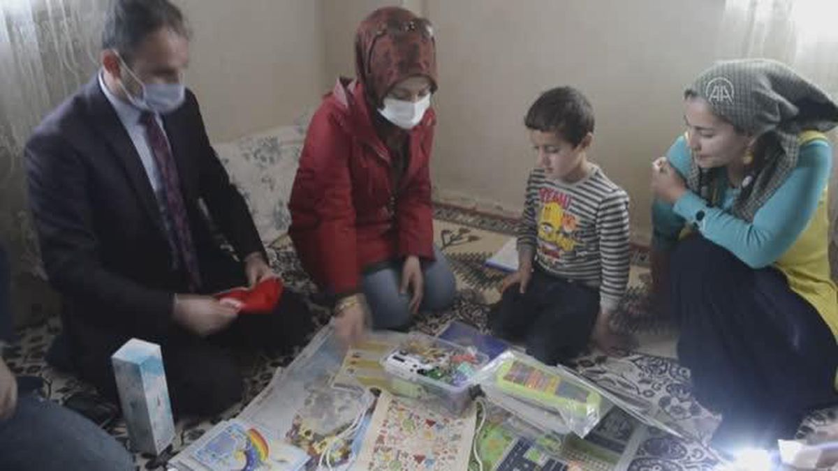 Son dakika... Kozluk'ta çocuklara 'Benim Oyun Sandığım' seti dağıtıldı