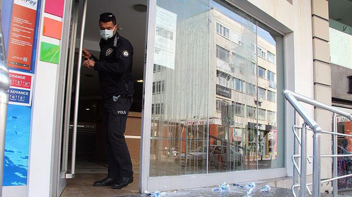Kredisini ödeyemeyen vatandaş, banka şubesine saldırdı