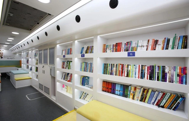 Küçükçekmece Belediyesi 'Gezici Kütüphane' ile vatandaşları kitapla buluşturuyor
