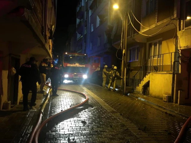 Son dakika haber | Küçükçekmece'de 3 katlı binanın çatısı alev alev yandı