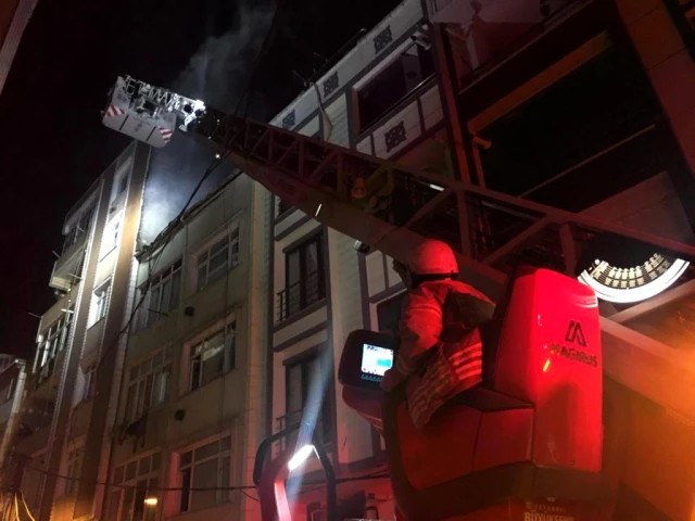 Son dakika haber | Küçükçekmece'de 3 katlı binanın çatısı alev alev yandı