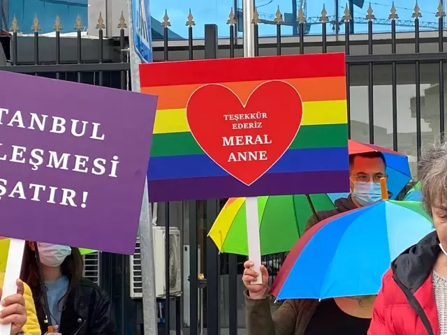 Pembe Hayat Derneği üyelerinden İYİ Parti'ye 'İstanbul Sözleşmesi' teşekkürü Pembe Hayat Derneği üyelerinden İYİ Parti'ye 'İstanbul Sözleşmesi' teşekkürü