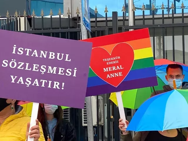 Pembe Hayat Derneği üyelerinden İYİ Parti'ye 'İstanbul Sözleşmesi' teşekkürü Pembe Hayat Derneği üyelerinden İYİ Parti'ye 'İstanbul Sözleşmesi' teşekkürü