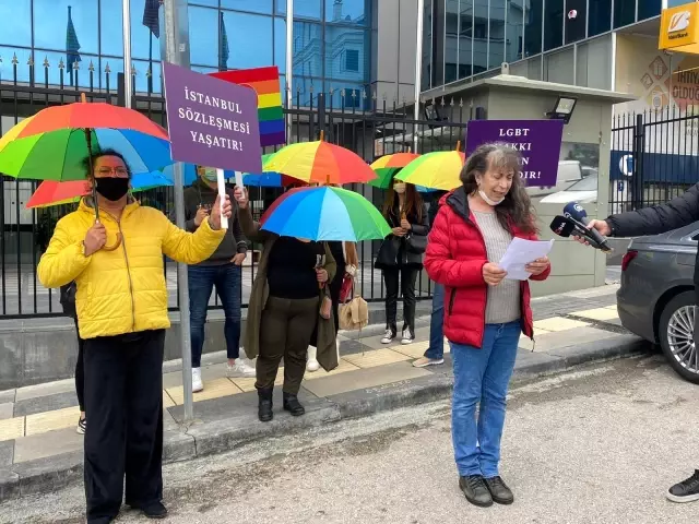 Pembe Hayat Derneği üyelerinden İYİ Parti'ye 'İstanbul Sözleşmesi' teşekkürü Pembe Hayat Derneği üyelerinden İYİ Parti'ye 'İstanbul Sözleşmesi' teşekkürü