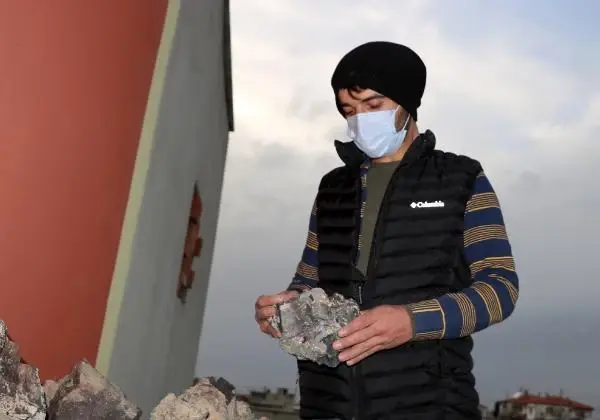 AFYONKARAHİSAR Meteorit diye 5 yıl saklayıp, gramını 3 dolara satmadı, lav taşı çıktı AFYONKARAHİSAR Meteorit diye 5 yıl saklayıp, gramını 3 dolara satmadı, lav taşı çıktı