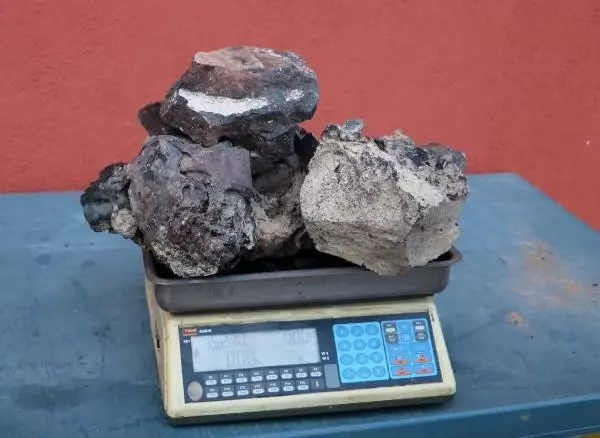 AFYONKARAHİSAR Meteorit diye 5 yıl saklayıp, gramını 3 dolara satmadı, lav taşı çıktı AFYONKARAHİSAR Meteorit diye 5 yıl saklayıp, gramını 3 dolara satmadı, lav taşı çıktı