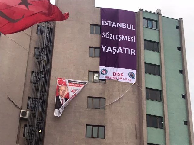 MHP Kocaeli İl Binası'na 'İstanbul Sözleşmesi Yaşatır' sloganlı afiş asıldı