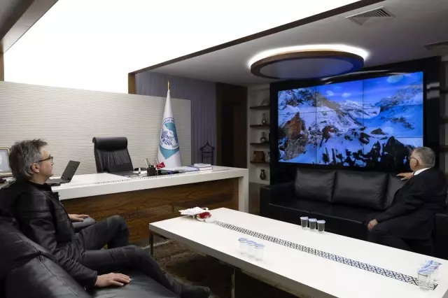 Eski Bakan Kürşat Tüzmen, Başkan Memduh Büyükkılıç'ı ziyaret etti Eski Bakan Kürşat Tüzmen, Başkan Memduh Büyükkılıç'ı ziyaret etti