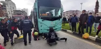 Manisa Celal Bayar Üniversitesi: Otobüsün altında kalan yaşlı kadın mucize eseri kurtuldu Manisa Celal Bayar Üniversitesi: Otobüsün altında kalan yaşlı kadın mucize eseri kurtuldu