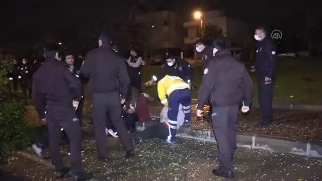 Otomobil kaldırımdaki ağaca çarptı: 4 yaralı Otomobil kaldırımdaki ağaca çarptı: 4 yaralı