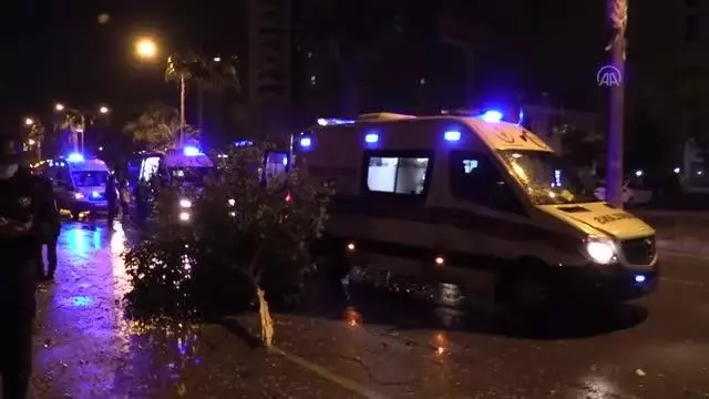Otomobil kaldırımdaki ağaca çarptı: 4 yaralı Otomobil kaldırımdaki ağaca çarptı: 4 yaralı