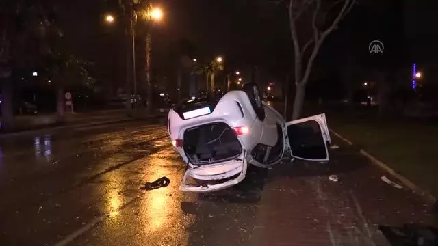 Otomobil kaldırımdaki ağaca çarptı: 4 yaralı Otomobil kaldırımdaki ağaca çarptı: 4 yaralı