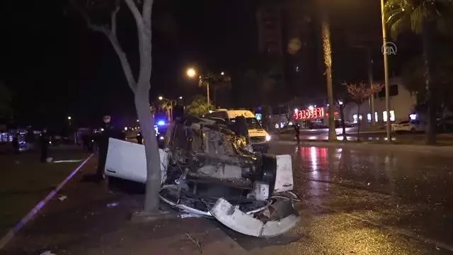 Otomobil kaldırımdaki ağaca çarptı: 4 yaralı Otomobil kaldırımdaki ağaca çarptı: 4 yaralı