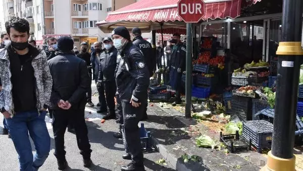 Pazarcılar ile manav tartıştı; sebze ve meyveler yere saçıldı Pazarcılar ile manav tartıştı; sebze ve meyveler yere saçıldı
