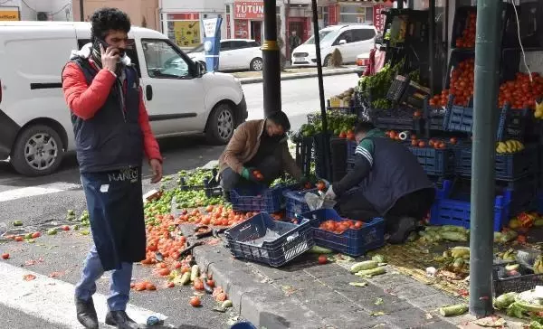 Pazarcılar ile manav tartıştı; sebze ve meyveler yere saçıldı Pazarcılar ile manav tartıştı; sebze ve meyveler yere saçıldı