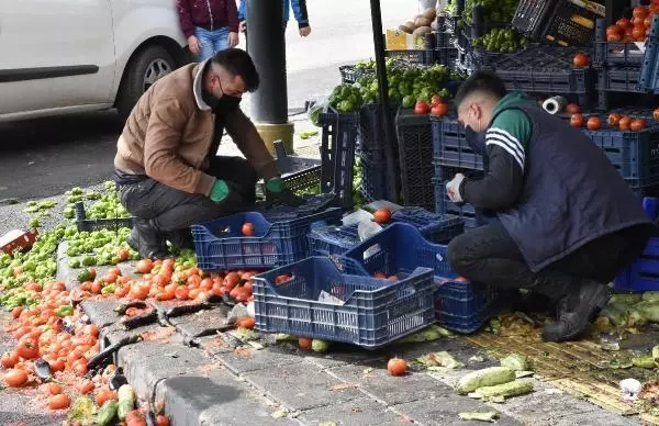 Pazarcılar ile manav tartıştı; sebze ve meyveler yere saçıldı Pazarcılar ile manav tartıştı; sebze ve meyveler yere saçıldı