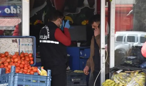 Pazarcılar ile manav tartıştı; sebze ve meyveler yere saçıldı Pazarcılar ile manav tartıştı; sebze ve meyveler yere saçıldı