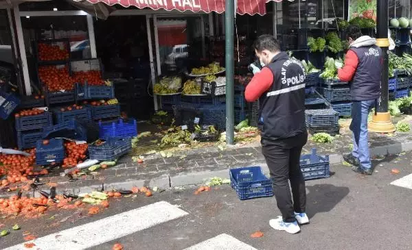 Pazarcılar ile manav tartıştı; sebze ve meyveler yere saçıldı Pazarcılar ile manav tartıştı; sebze ve meyveler yere saçıldı