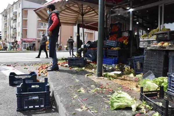 Pazarcılar ile manav tartıştı; sebze ve meyveler yere saçıldı Pazarcılar ile manav tartıştı; sebze ve meyveler yere saçıldı
