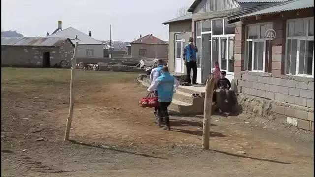 Sağlık çalışanları kırsal mahalleleri dolaşarak yaşlıların Kovid-19 aşılarını yapıyor