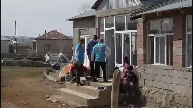 Sağlık çalışanları kırsal mahalleleri dolaşarak yaşlıların Kovid-19 aşılarını yapıyor