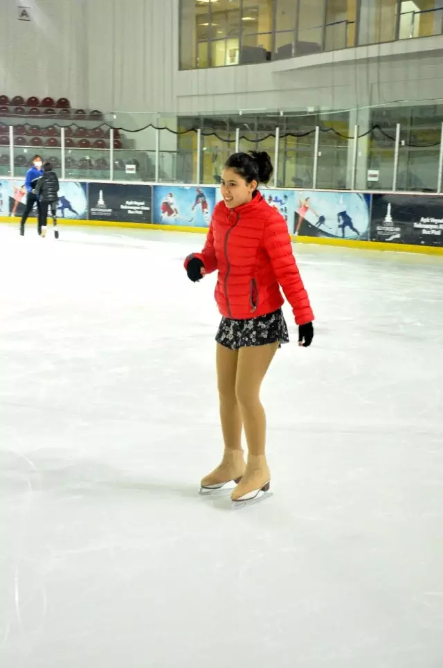(Özel haber) Sıcağı sevmediği için buz patenine başladı, lisanslı sporcu oldu (Özel haber) Sıcağı sevmediği için buz patenine başladı, lisanslı sporcu oldu